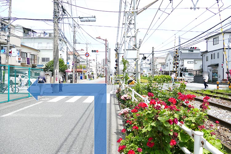 2踏切の交差点を左に曲がります