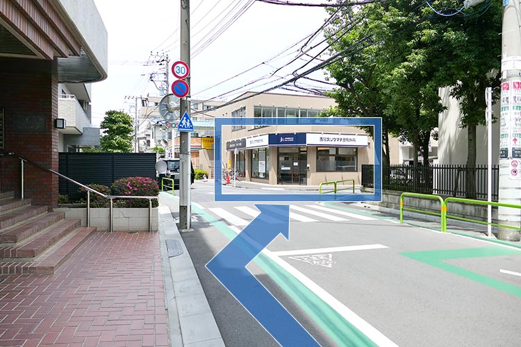 3しばらく道なりに進むと右手側に当院が見えます